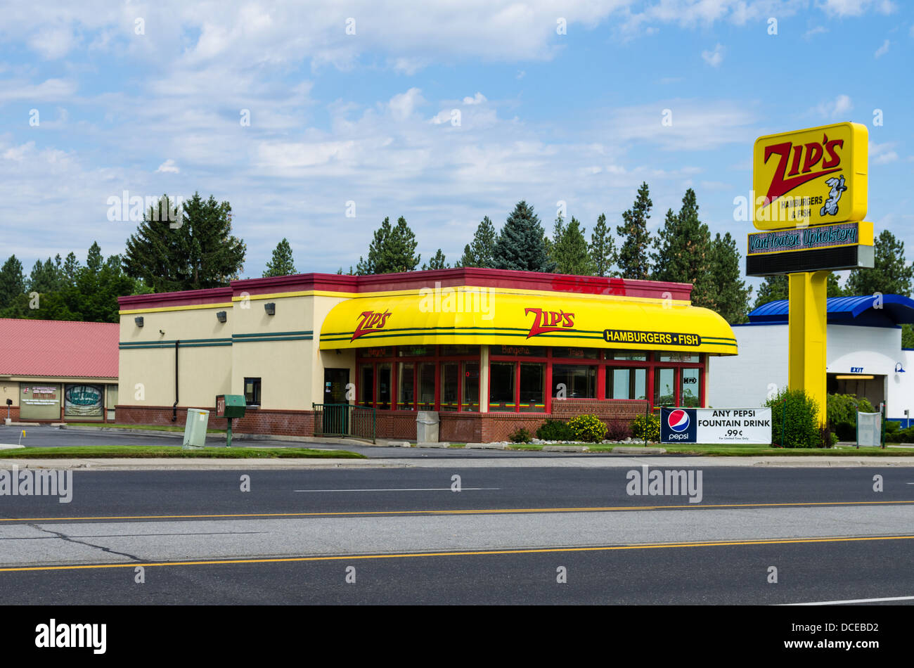Zip hamburger del fast food con segno lungo un'autostrada. Spokane Washington, Stati Uniti d'America Foto Stock