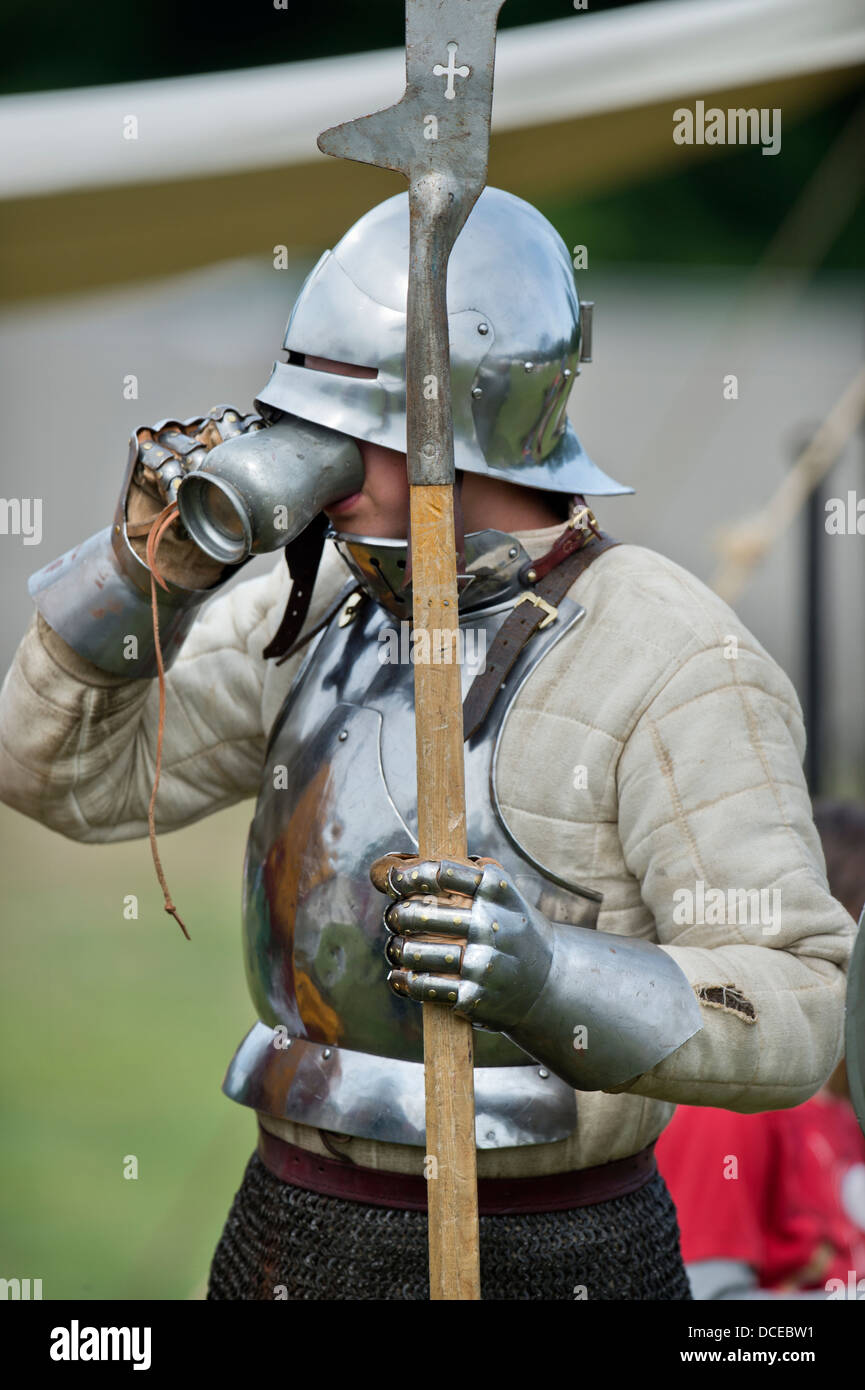 Il 'Berkeley Skirmish' medieval rievocazioni a Berkeley Castle vicino a Gloucester dove il cinquecentesimo anniversario della battaglia di F Foto Stock