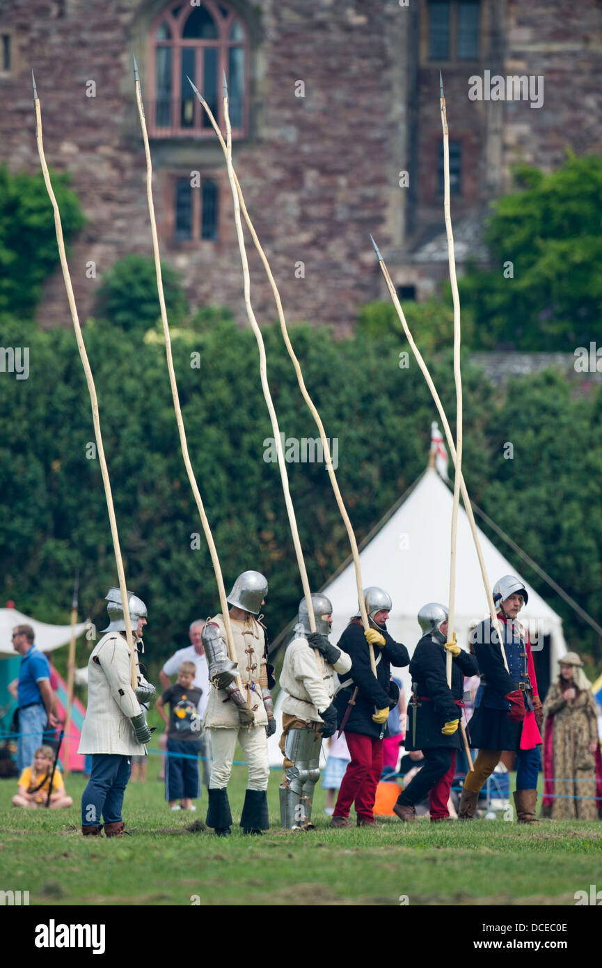 Il 'Berkeley Skirmish' medieval rievocazioni a Berkeley Castle vicino a Gloucester dove il cinquecentesimo anniversario della battaglia di F Foto Stock