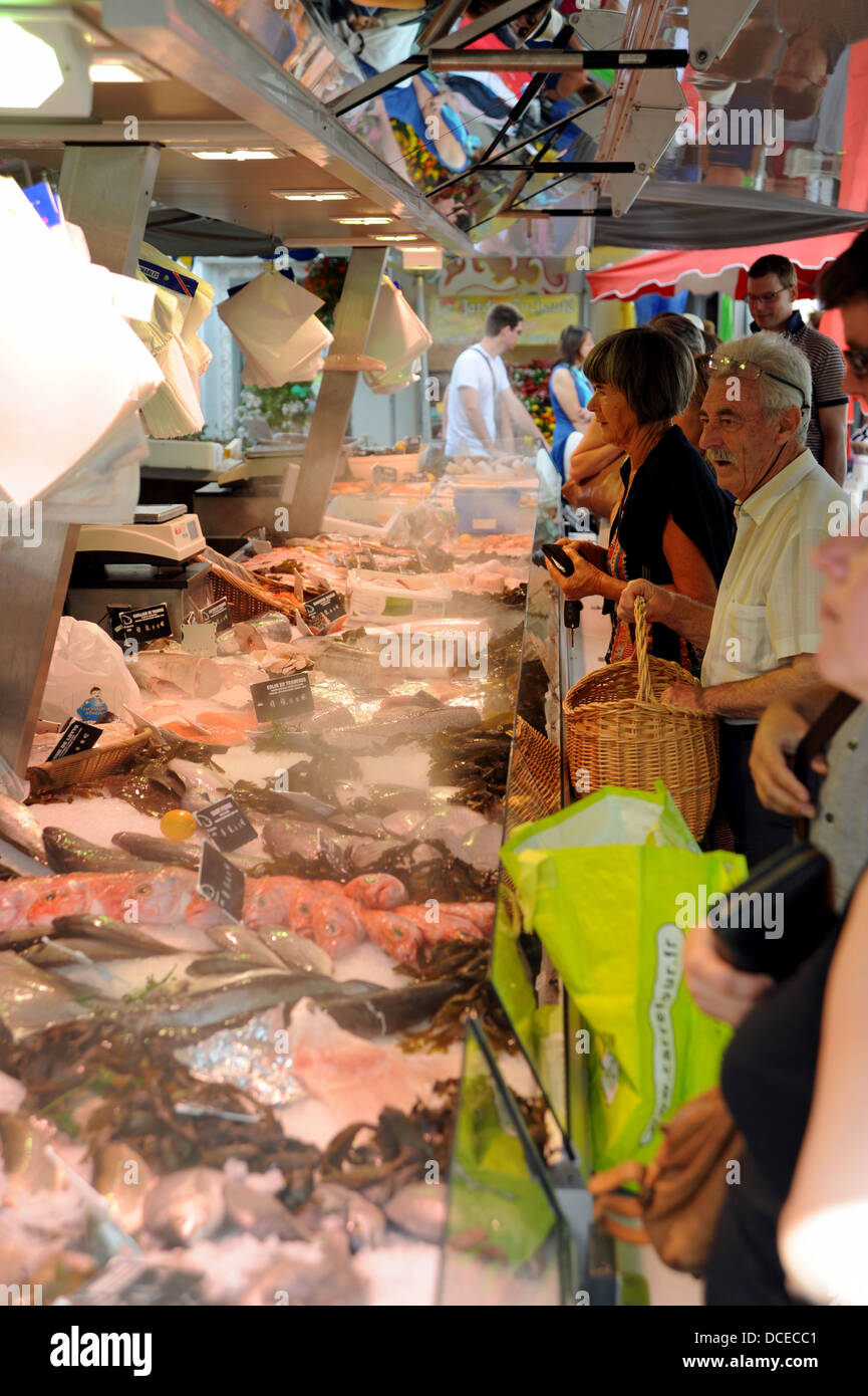 Pesce fresco stallo a Prayssac mercato nel sacco Regione o dipartimento del sud ovest di midi-Pyrenees area della Francia Europa Foto Stock