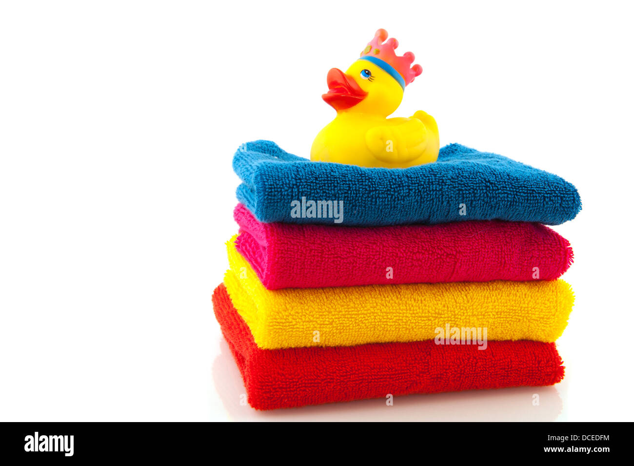 Asciugamani colorati con bagno duck Foto Stock