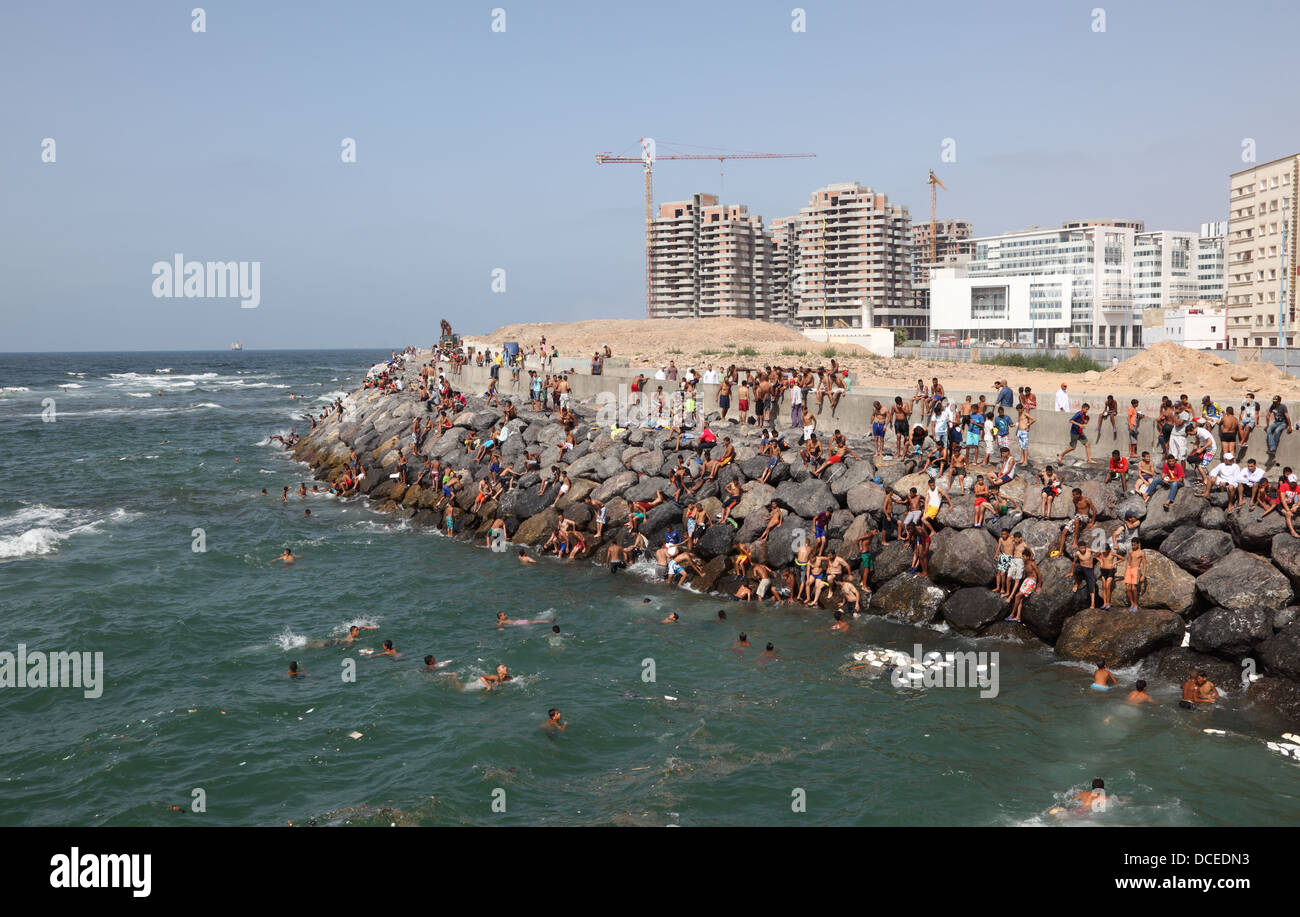 Ragazzi marocchini tuffarsi nell'Oceano Atlantico a Casablanca, Marocco Foto Stock