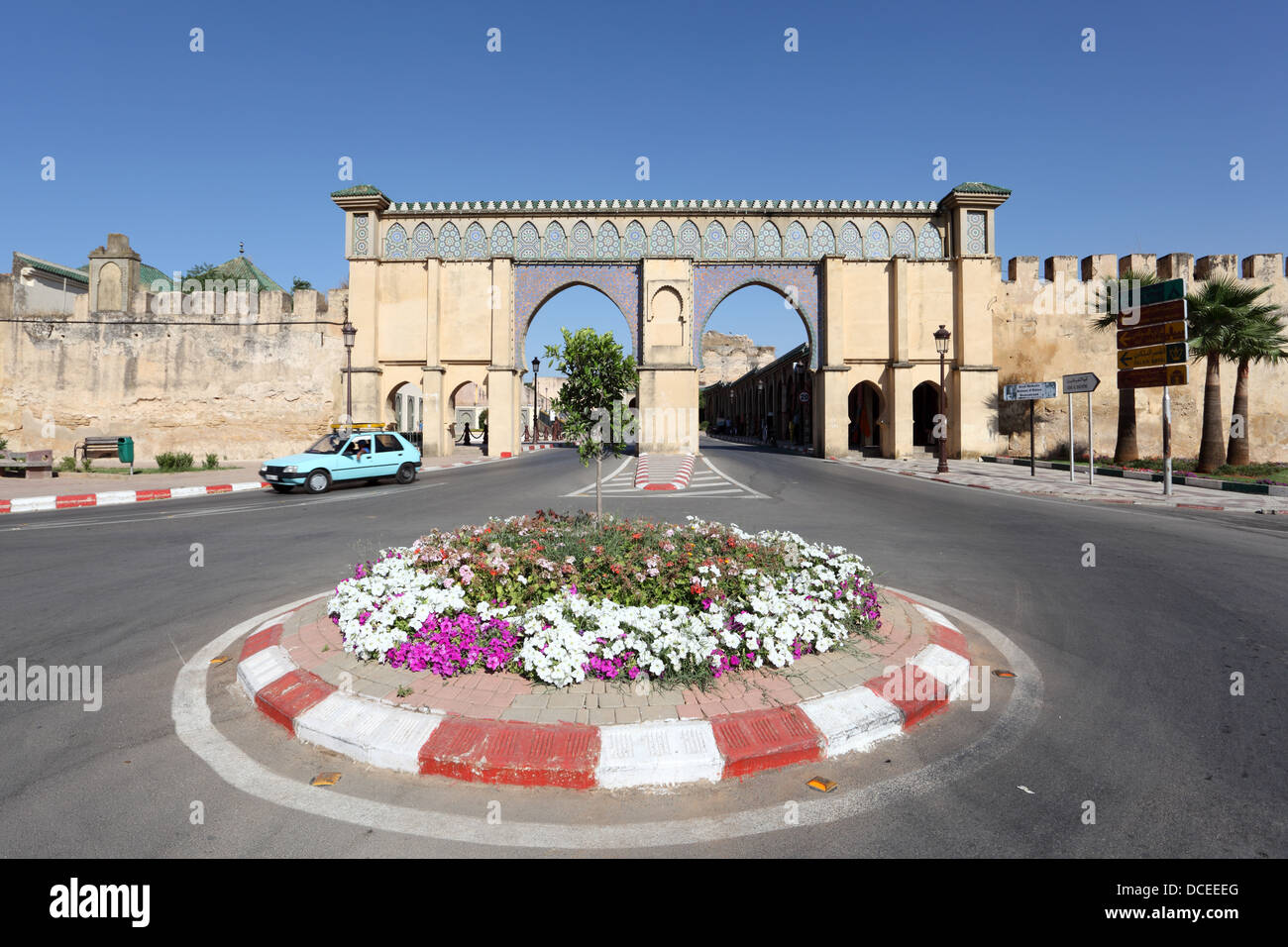 Cerchio di traffico con fiori in Meknes, Marocco Foto Stock