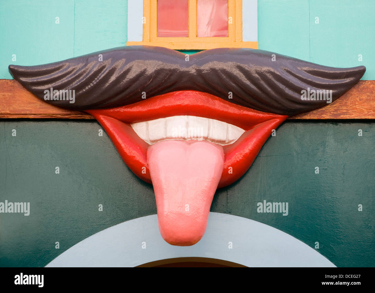 Bocca gigante lingua i baffi visto in Pleasure Beach attractionGreat Yarmouth, Norfolk, Inghilterra Foto Stock