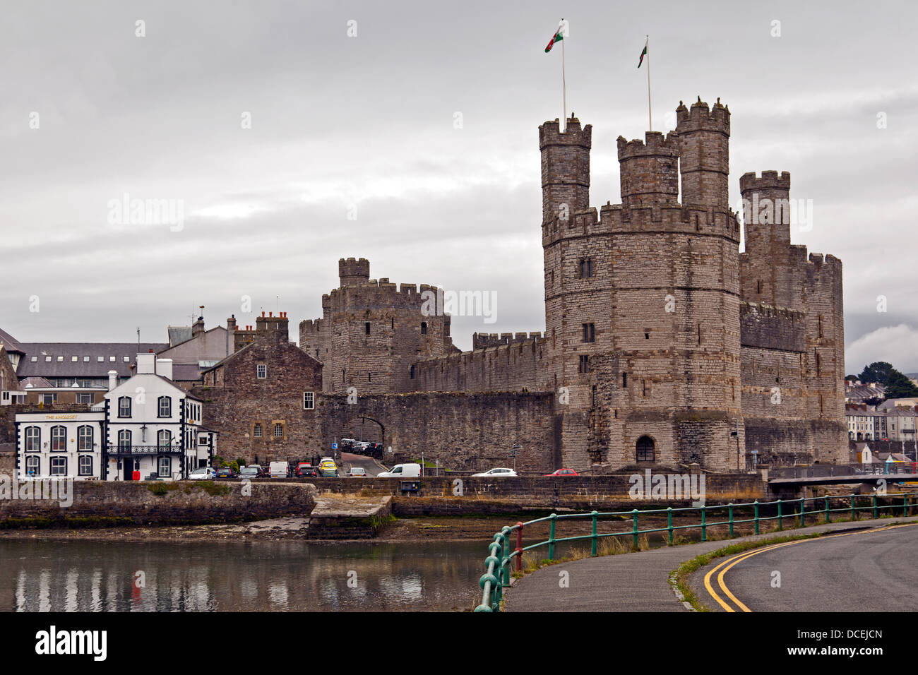 Caernarfon Castle sulle rive del Afon Seiont su un nuvoloso giorno Foto Stock