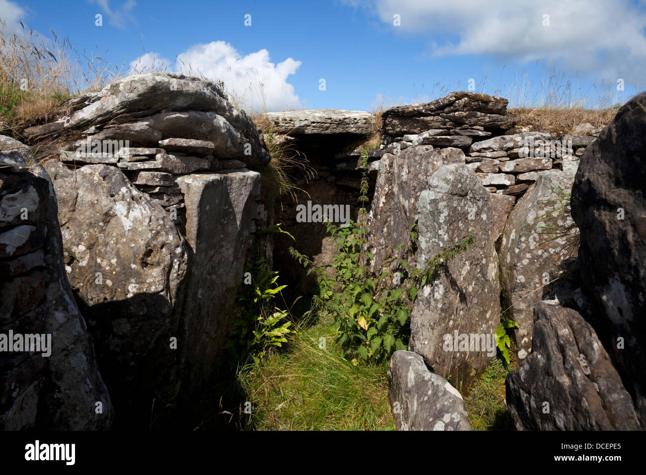 Tomba di passaggio H, arte megalitico (sinistra) in pietra, Loughcrew passaggio complesso di tombe, circa il 3500 A.C. Carbane West, nella contea di Meath, Irlanda Foto Stock