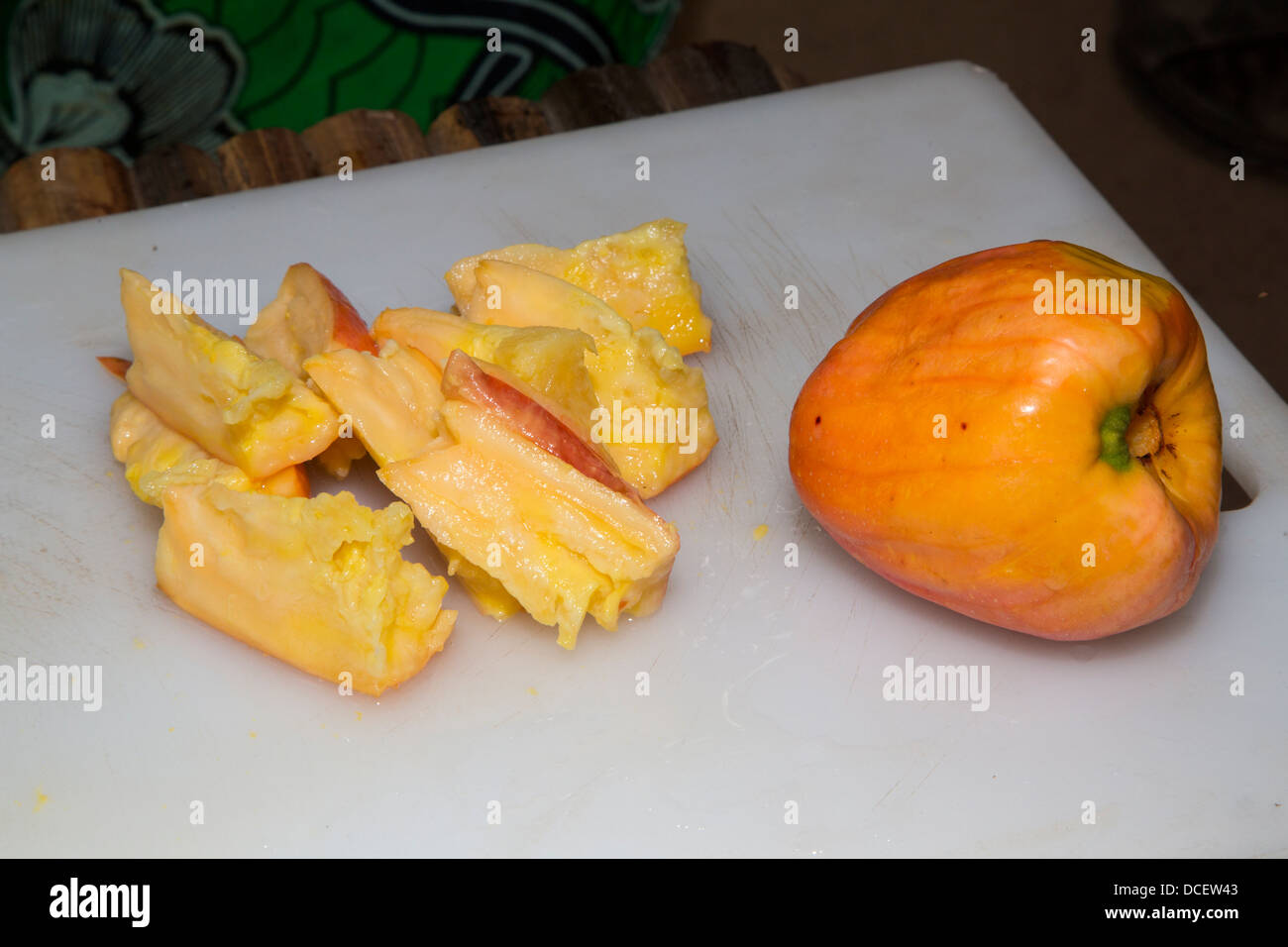 Fette di anacardi Apple, il Gambia. Questi strati possono essere essiccati e venduti sul mercato locale. Tutta la frutta non viaggi bene. Foto Stock