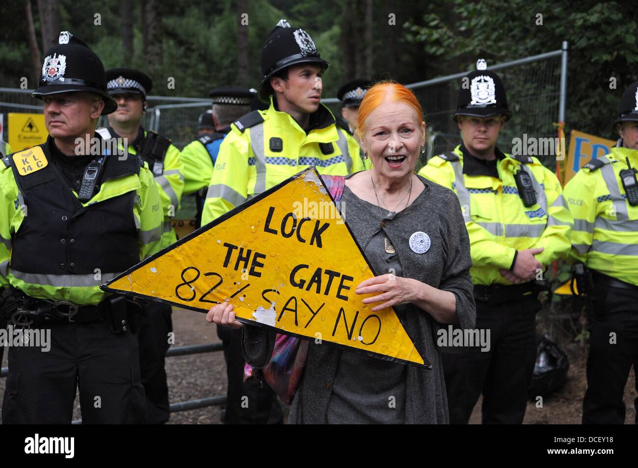 Balcombe Sussex Regno Unito 16 agosto 2013 - Fashion designer Dame Vivienne Westwood unisce Anti Fracking manifestanti a Balcombe Foto Stock