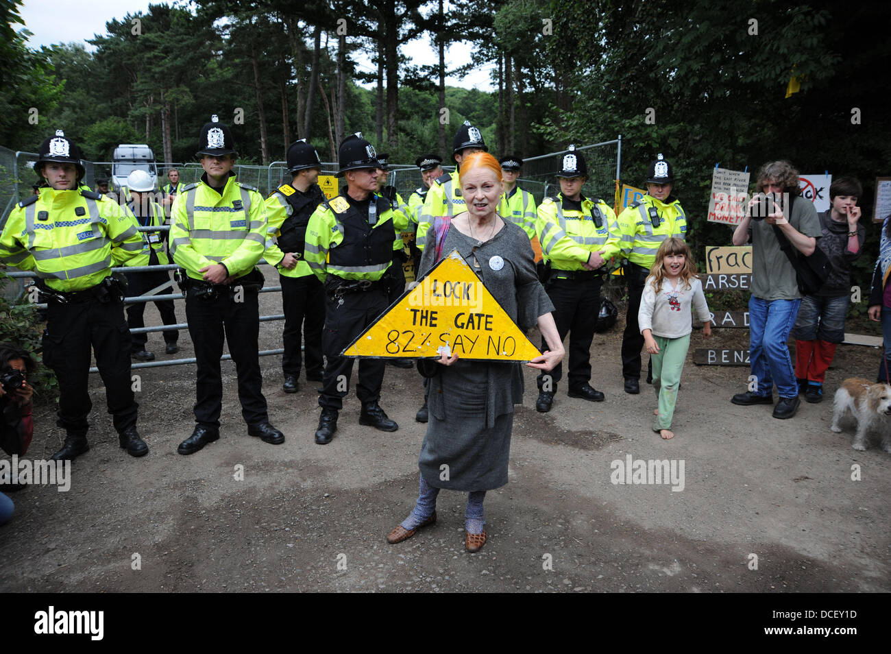 Balcombe Sussex Regno Unito 16 agosto 2013 - Fashion designer Dame Vivienne Westwood unisce Anti Fracking manifestanti a Balcombe Foto Stock