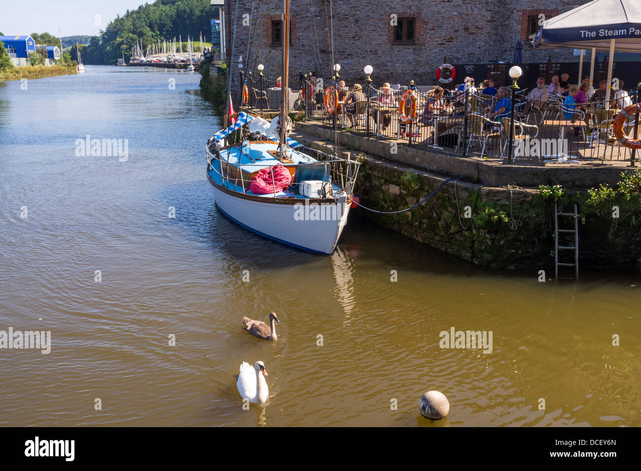 Totnes Devon England. Il primo agosto 2013. Una barca è ormeggiata accanto al pacchetto di vapore Inn sulle rive del fiume Dart. Foto Stock