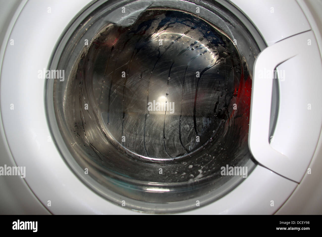 In prossimità della macchina lavatrice automatica porta in vetro Foto Stock