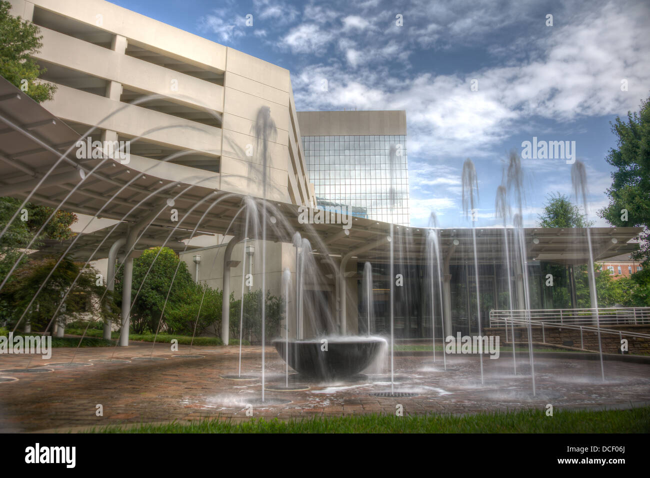 Una lunga esposizione cattura il lento fluire acqua fontana di Greenville nella Carolina del Sud Foto Stock