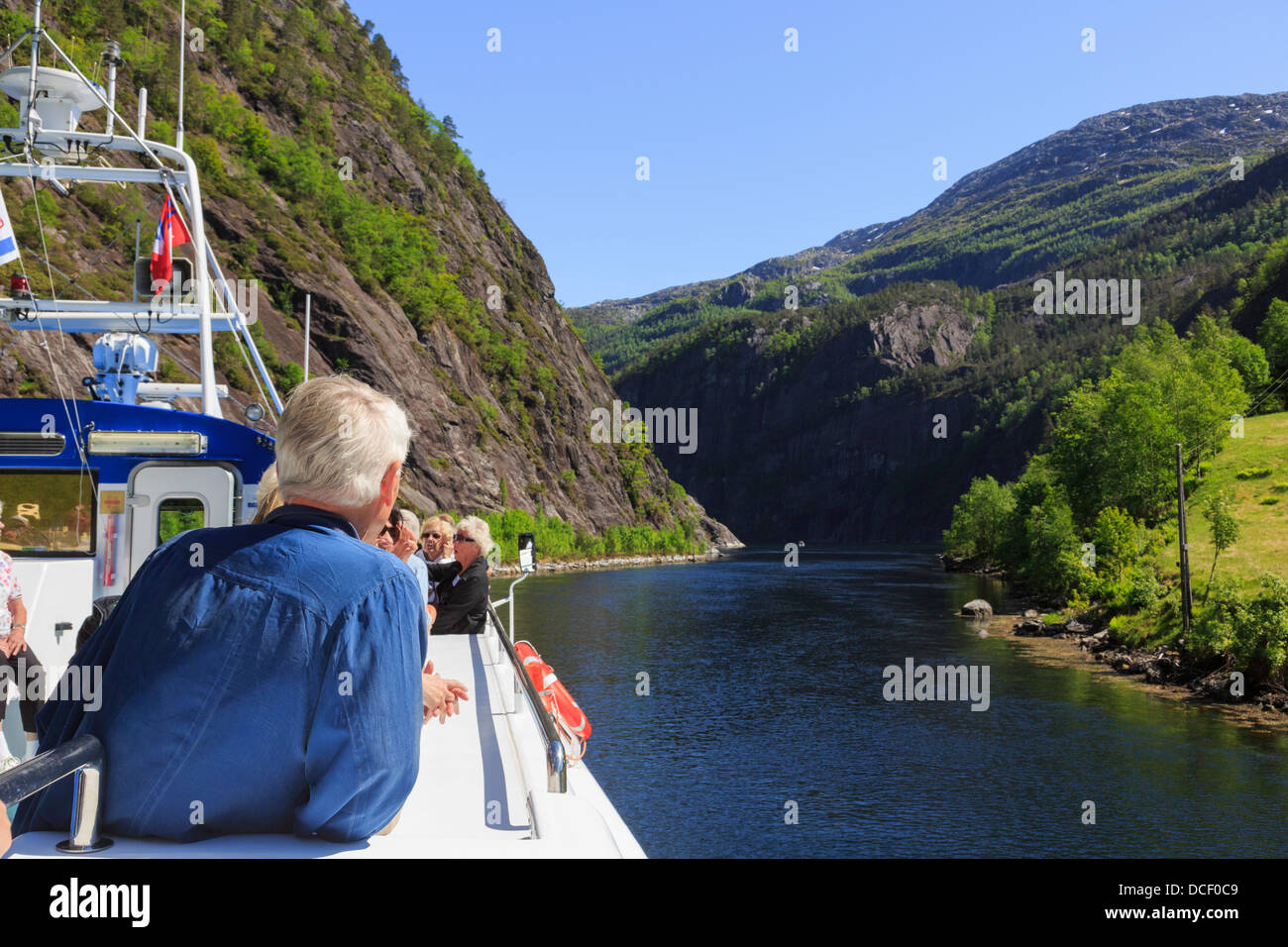 I turisti sul ponte di una crociera panoramica in barca a vela lungo stretti Mostraumen Mofjorden al fiordo. Modalen Hordaland Norvegia Foto Stock