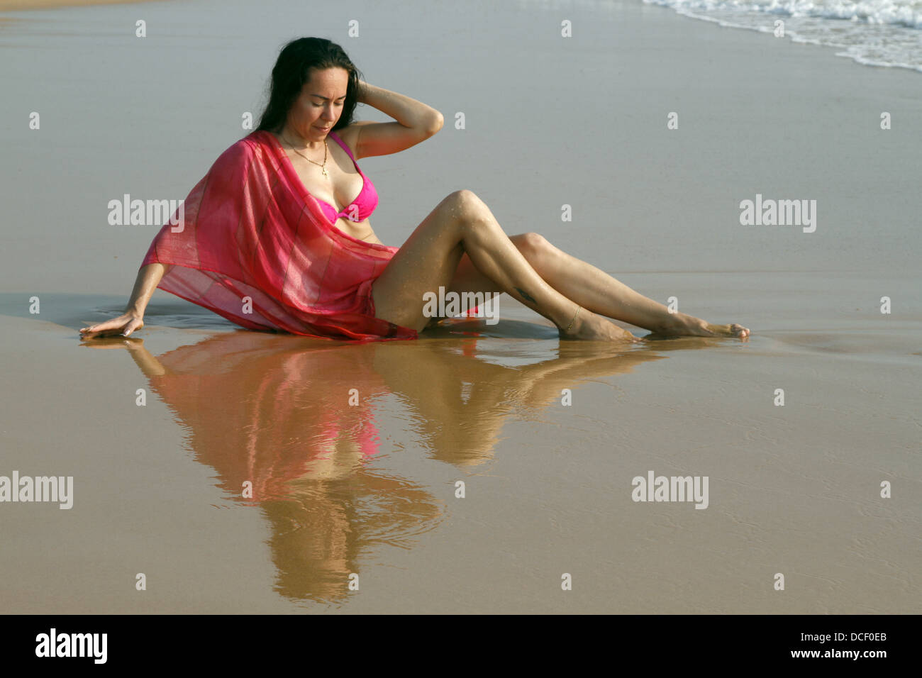 La donna si rilassa sulla spiaggia BENTOTA SRI LANKA 13 Marzo 2013 Foto Stock