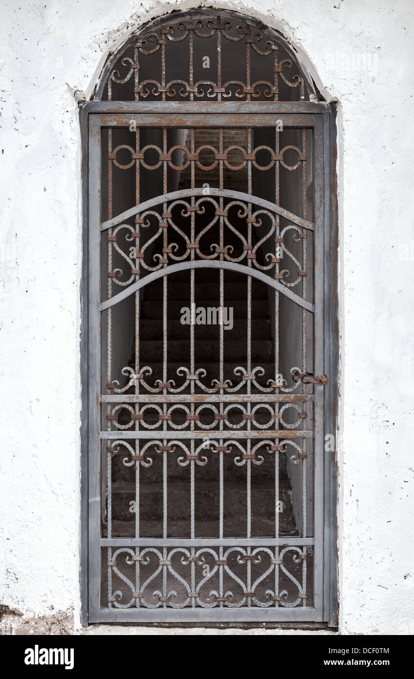 Chiuso cancellata in ferro battuto sul portale con scale Foto Stock