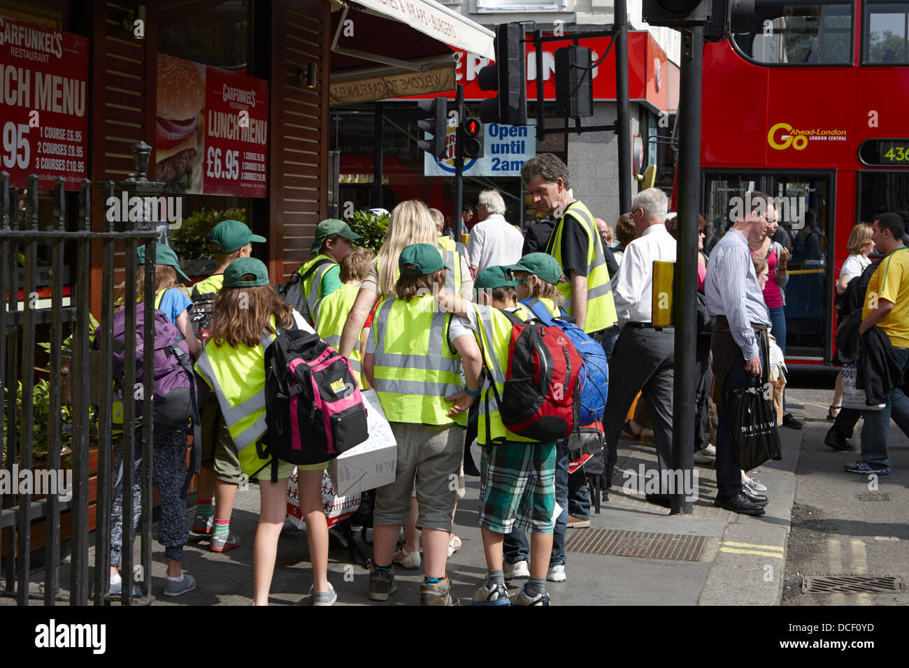 Bambini in gita scolastica a Londra indossando alta vis canottiere England Regno Unito Foto Stock