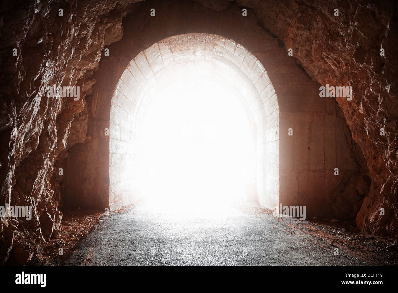 Finale incandescente del vecchio tunnel nella roccia rossa Foto Stock