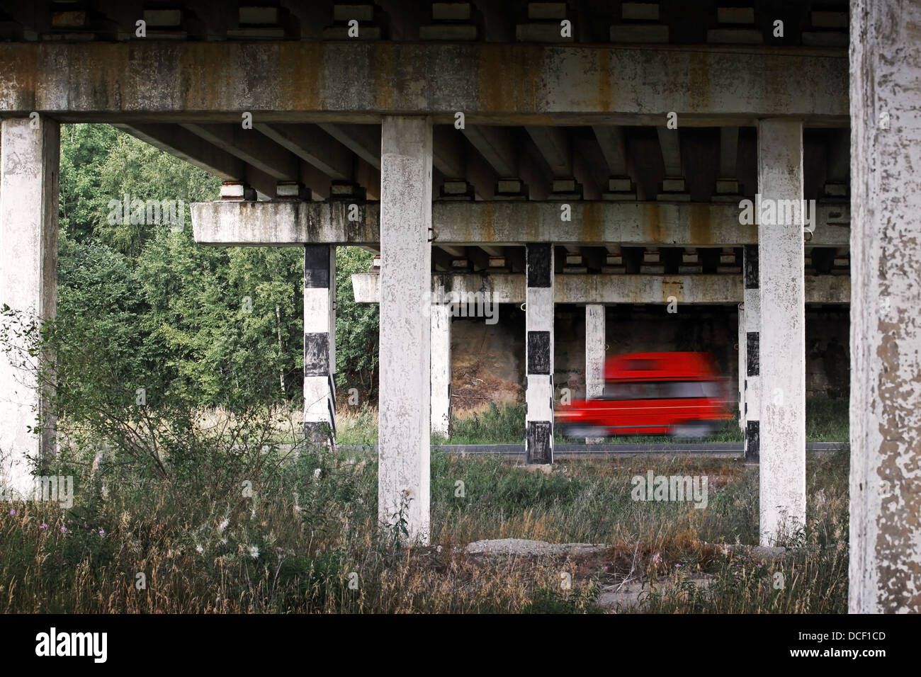 Red van auto va veloce sotto ponte vecchio Foto Stock