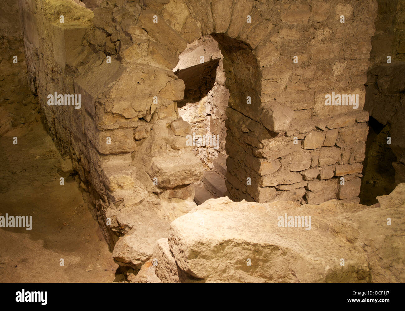 Resti di una cantina medievale nella cripta archeologica sotto il sagrato della Cattedrale di Notre Dame de Paris Foto Stock