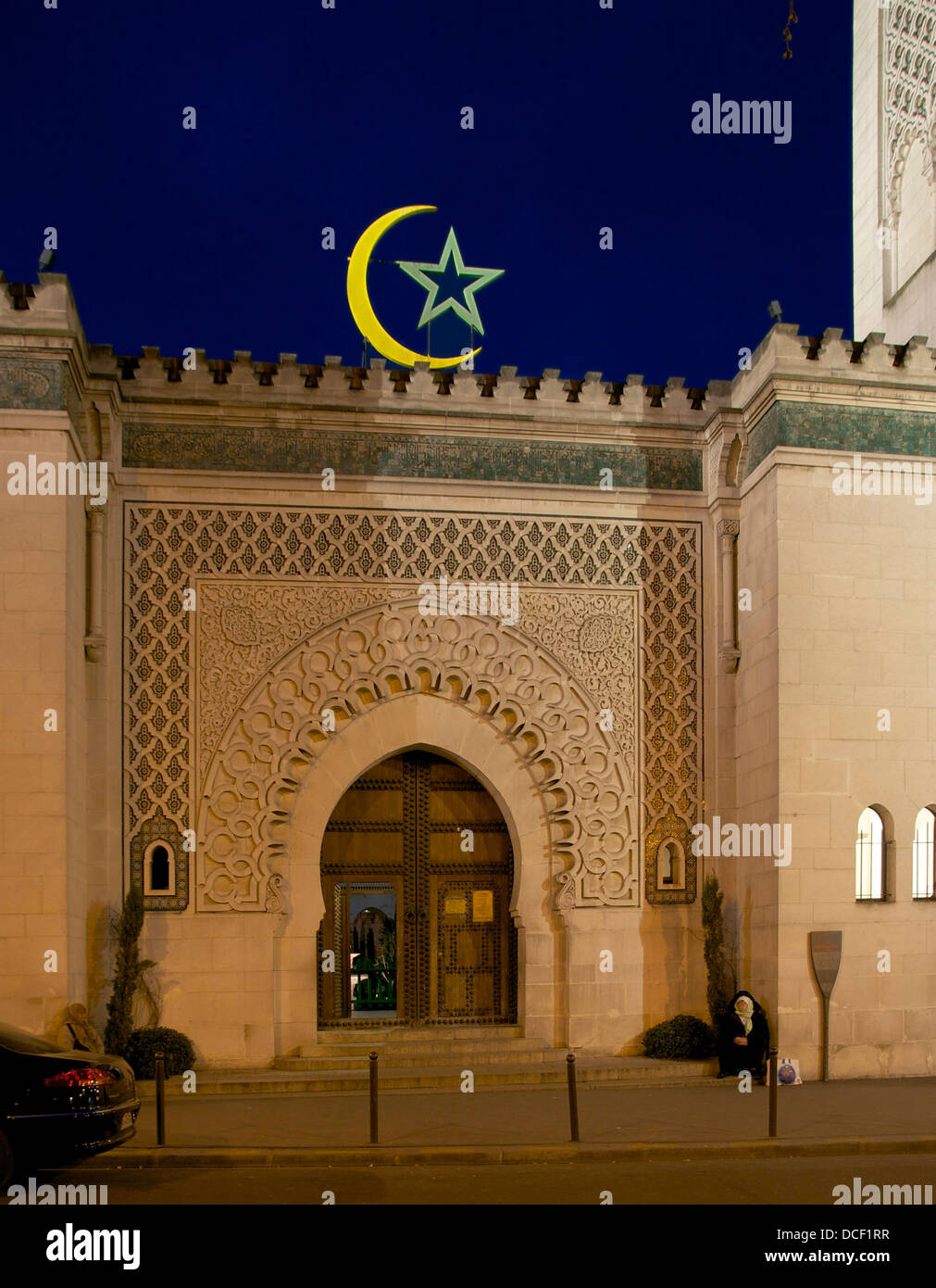 La moschea di Parigi, entrata principale, di notte (blu ora) Foto Stock