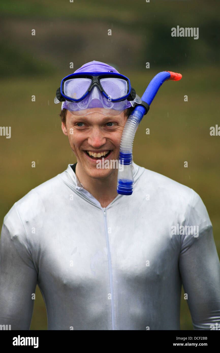 L uomo si prepara per il BOG-campionato di snorkeling in hotel a Llanwrtyd Wells, metà del Galles. Foto Stock