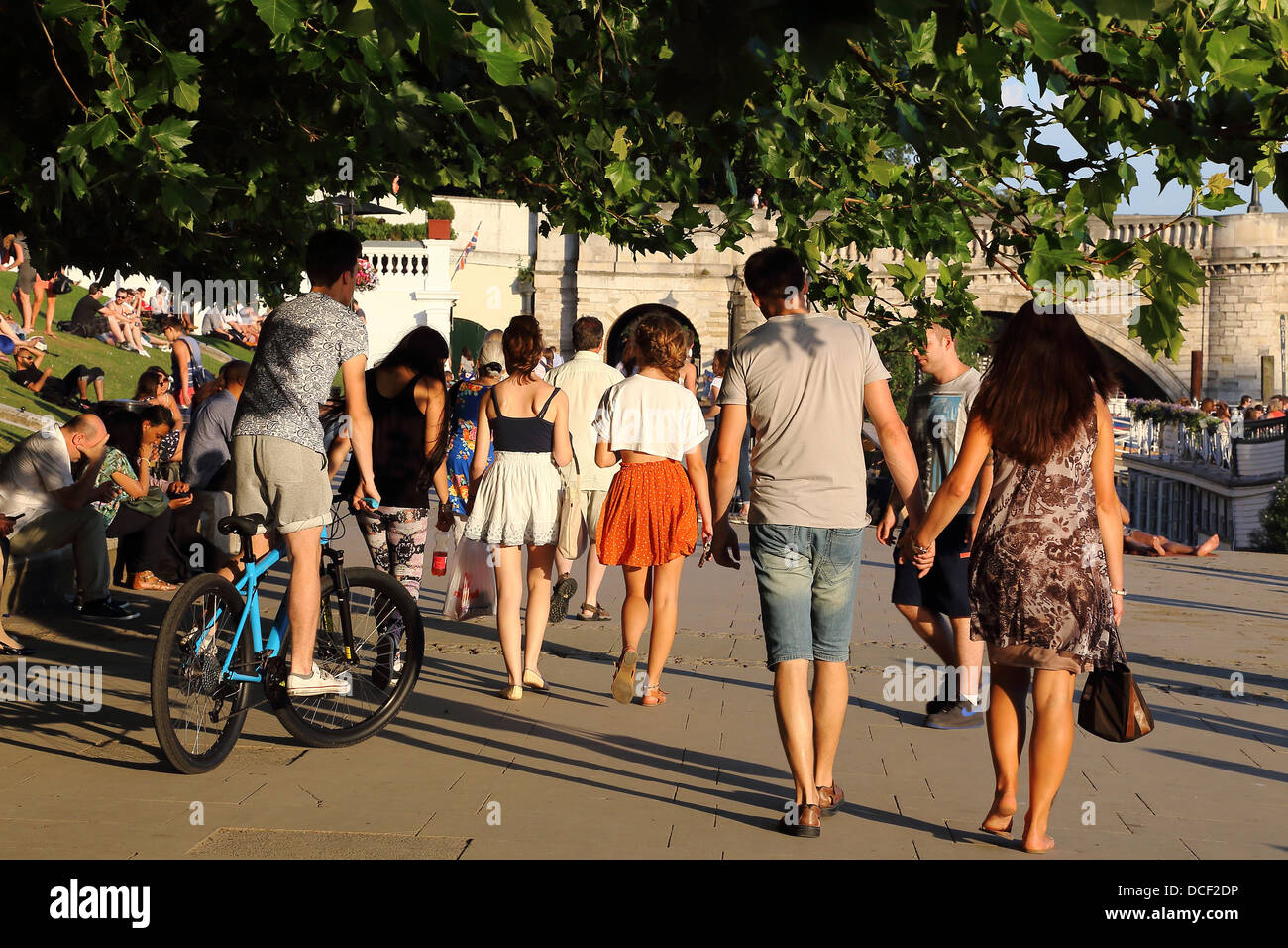 La gente che camminava sul terrapieno in Richmond Surrey, Inghilterra Foto Stock