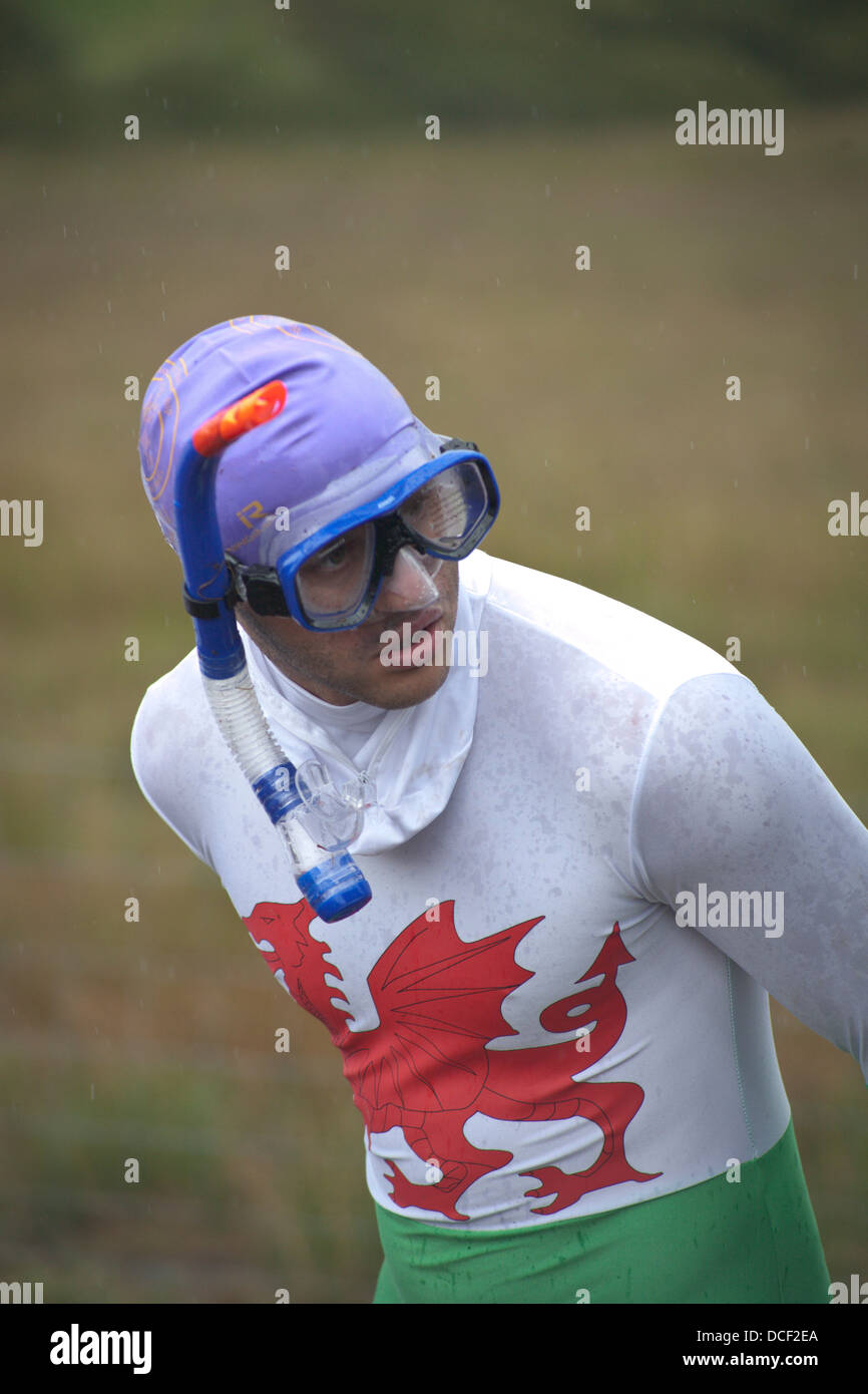 L uomo si prepara per il BOG-campionato di snorkeling in hotel a Llanwrtyd Wells, metà del Galles. Foto Stock