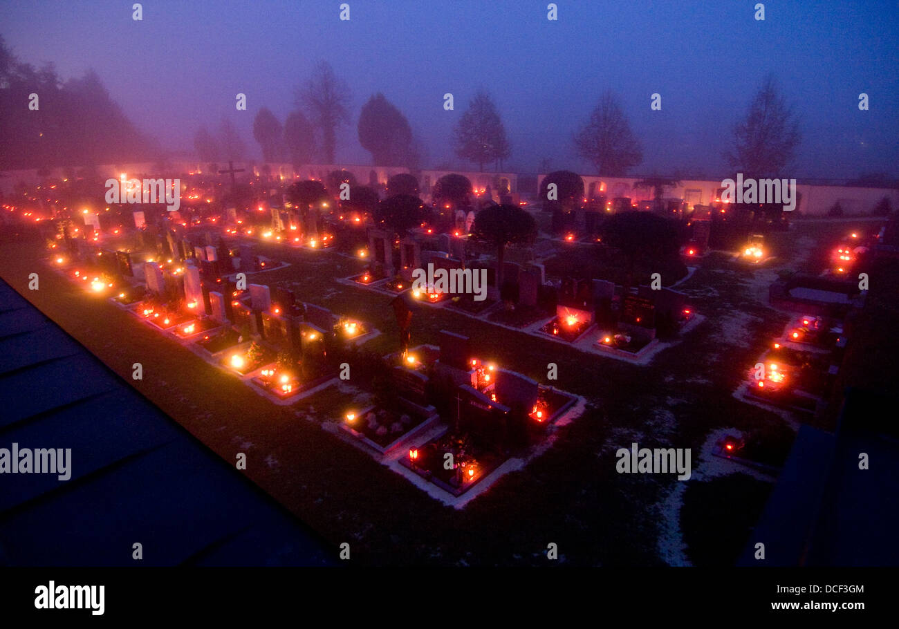 Grablichter leuchten im Novembernebel; memorial candele brilla attraverso la nebbia di novembre Foto Stock
