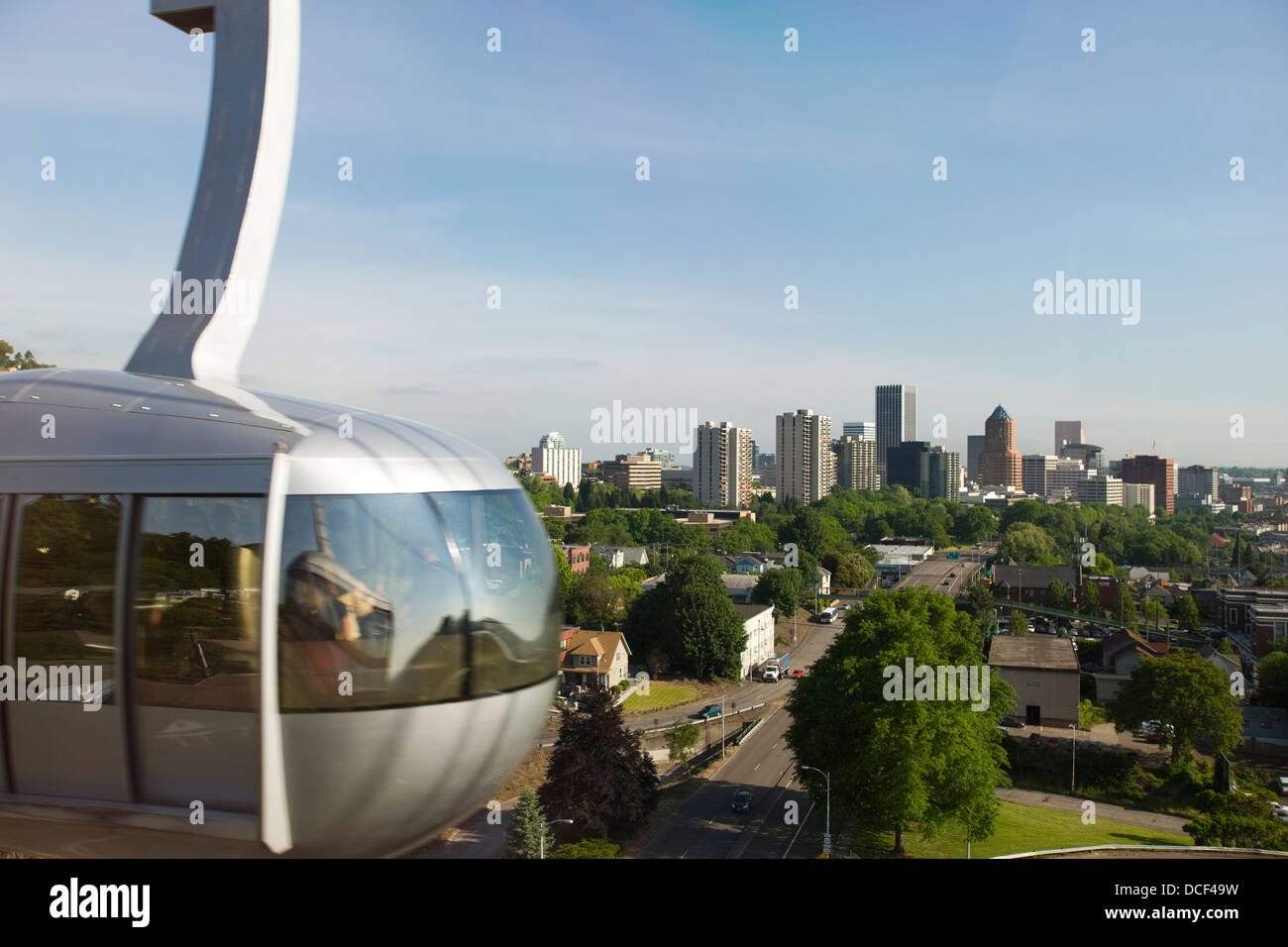 PORTLAND linea tramviaria auto skyline di DOWNTOWN PORTLAND OREGON USA Foto Stock