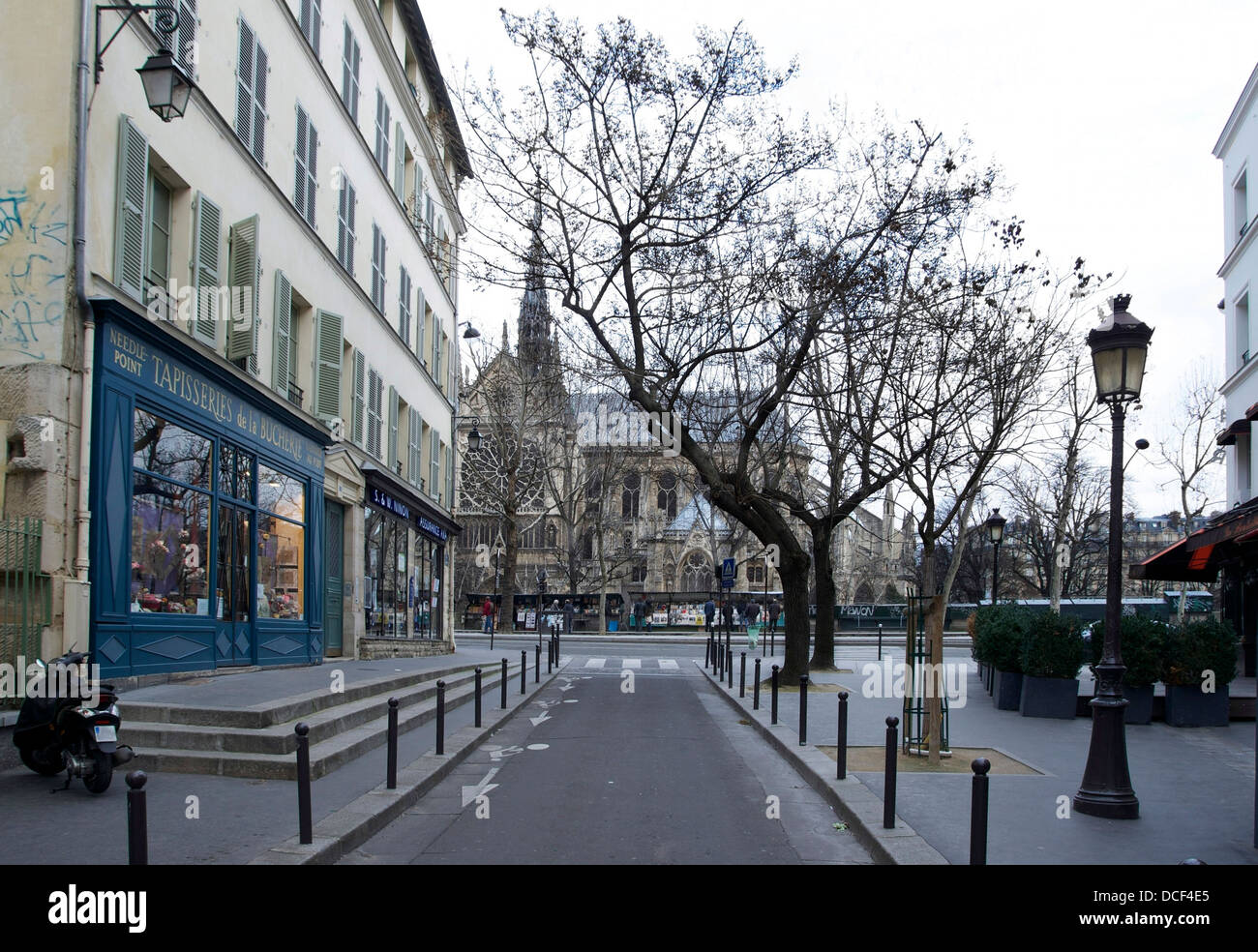 Rue du Haut-Pavé, quinto arrondissement. Tipica strada nel centro di Parigi. Foto Stock