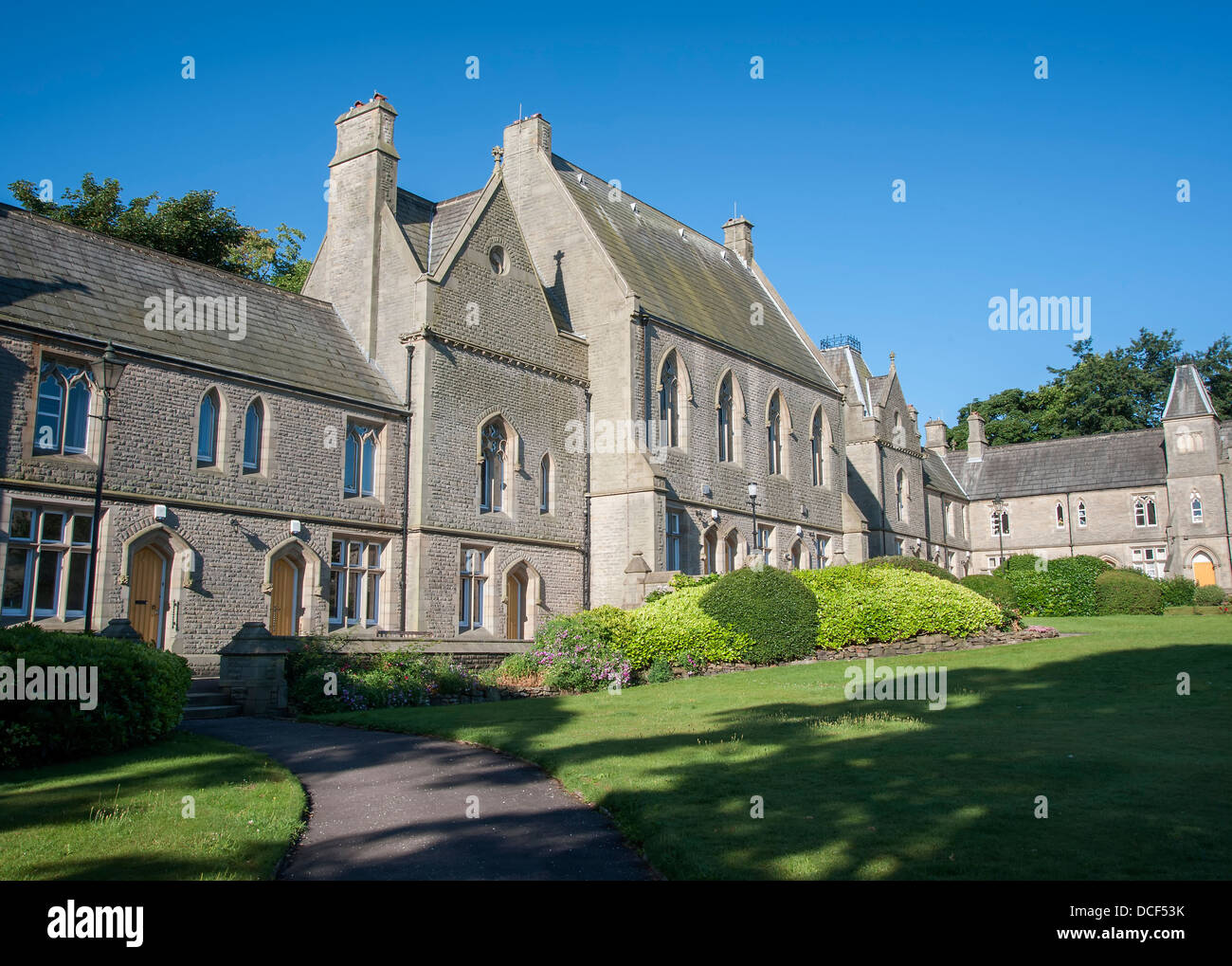 Neo gotico vittoriano in stile gli ospizi di carità in Halifax, West Yorkshire fabbricato dalla pietra arenaria locale Foto Stock