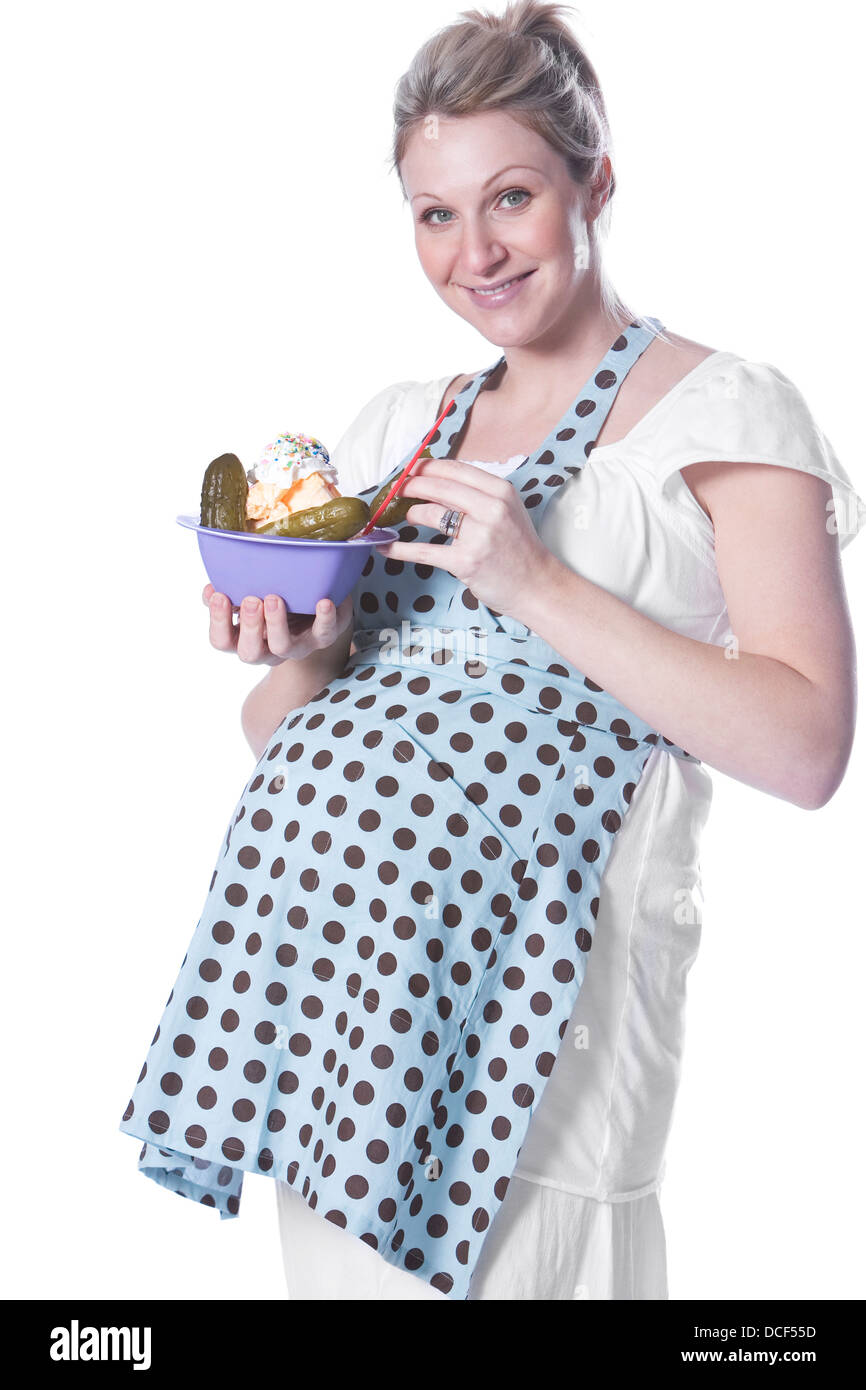 Donna incinta con gelato e sottaceti Foto Stock