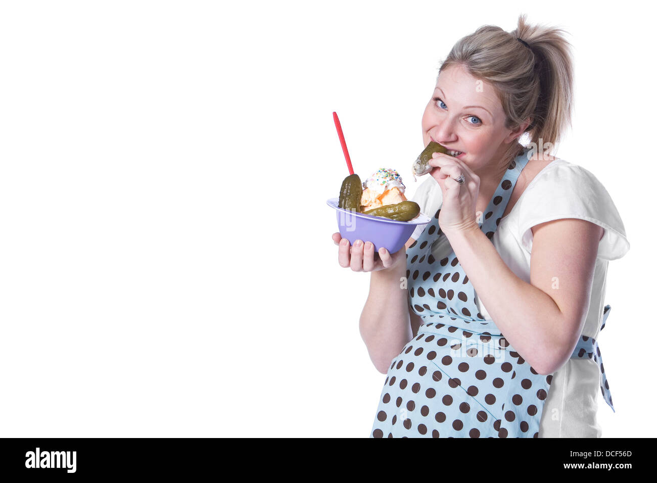 Donna incinta con gelato e sottaceti Foto Stock