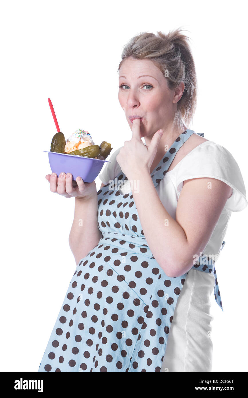 Donna incinta con gelato e sottaceti Foto Stock