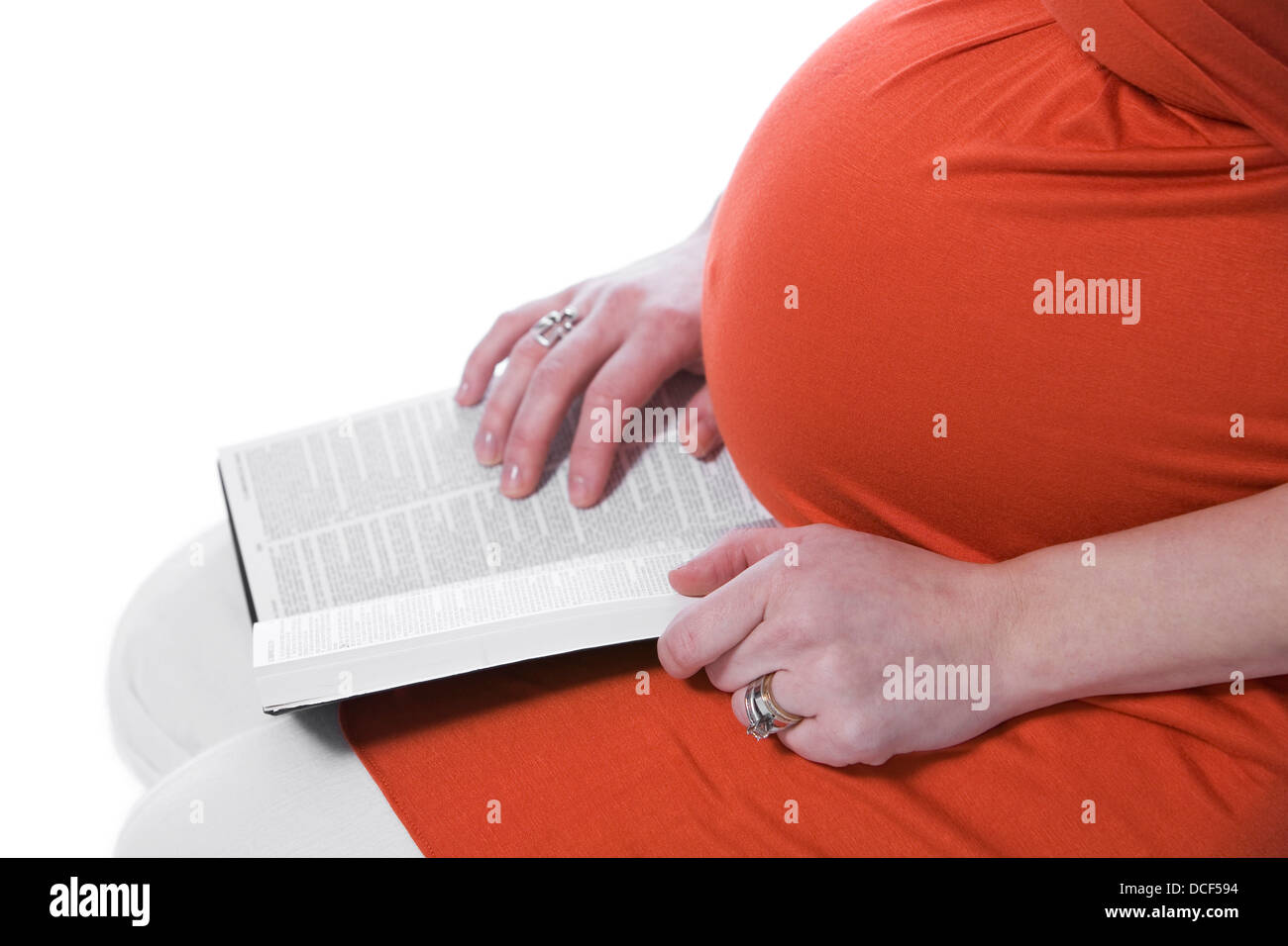 Donna Incinta della lettura della Bibbia Foto Stock