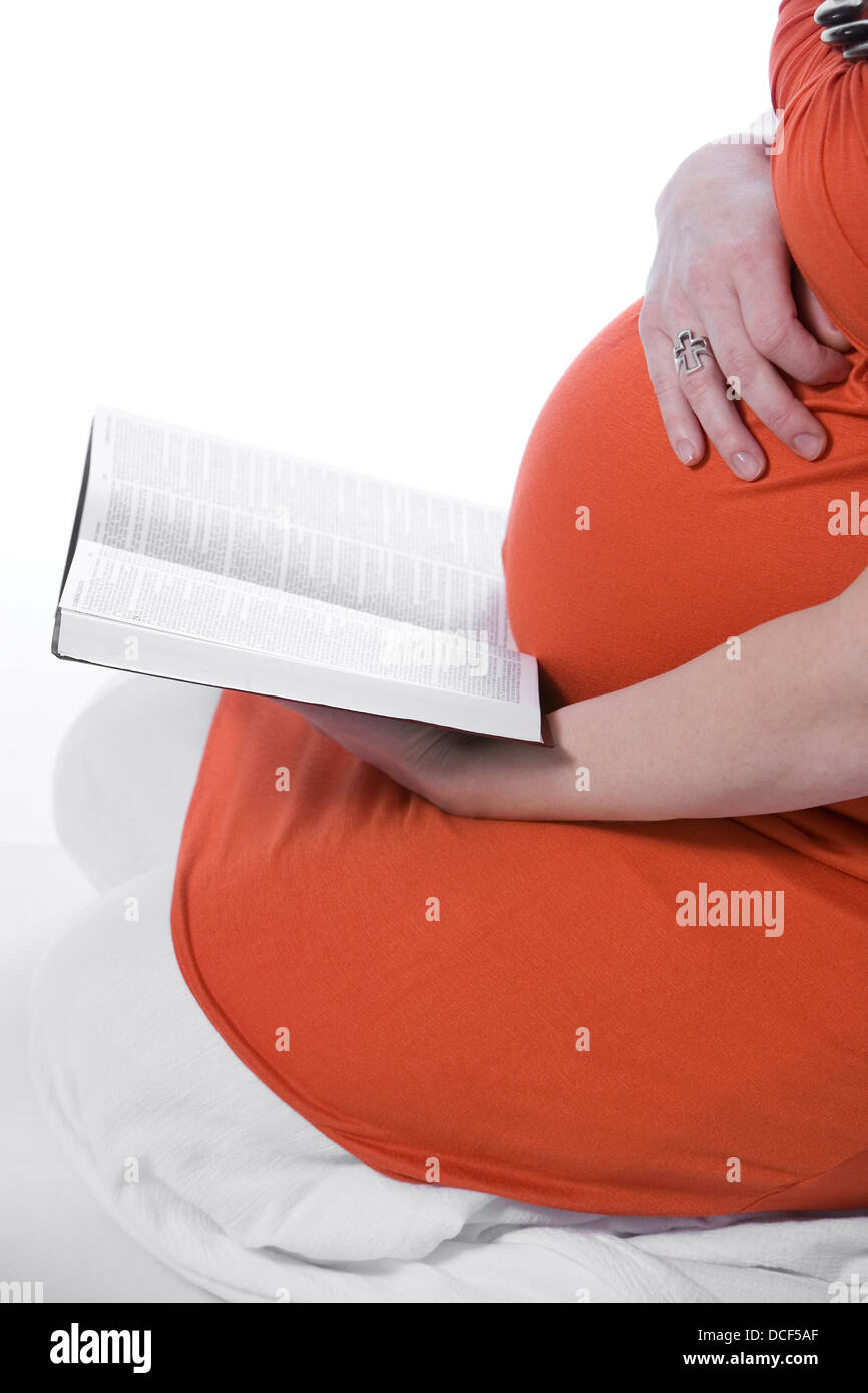 Donna Incinta della lettura della Bibbia Foto Stock