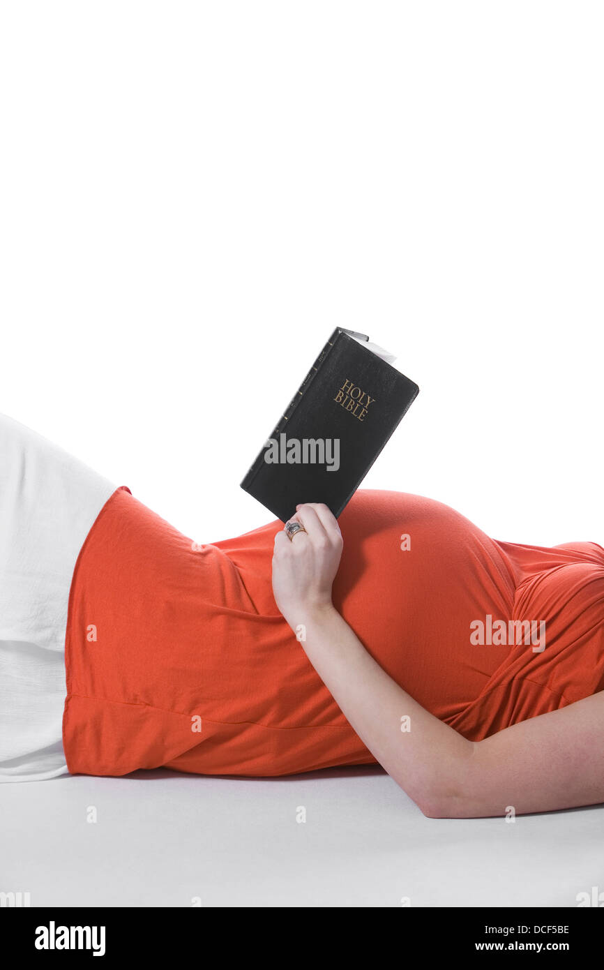 Donna Incinta della lettura della Bibbia Foto Stock