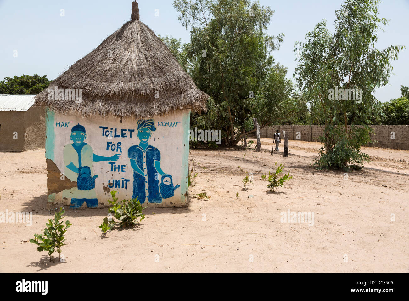 Servizi igienici per il personale e i visitatori, Gruppo Juboo Anacardi centro di elaborazione, Fass Njaga Choi, banca del Nord della regione, il Gambia. Foto Stock