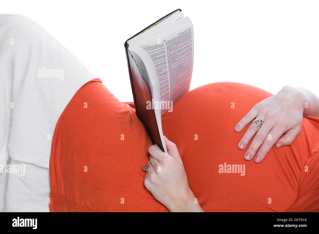 Donna Incinta della lettura della Bibbia Foto Stock