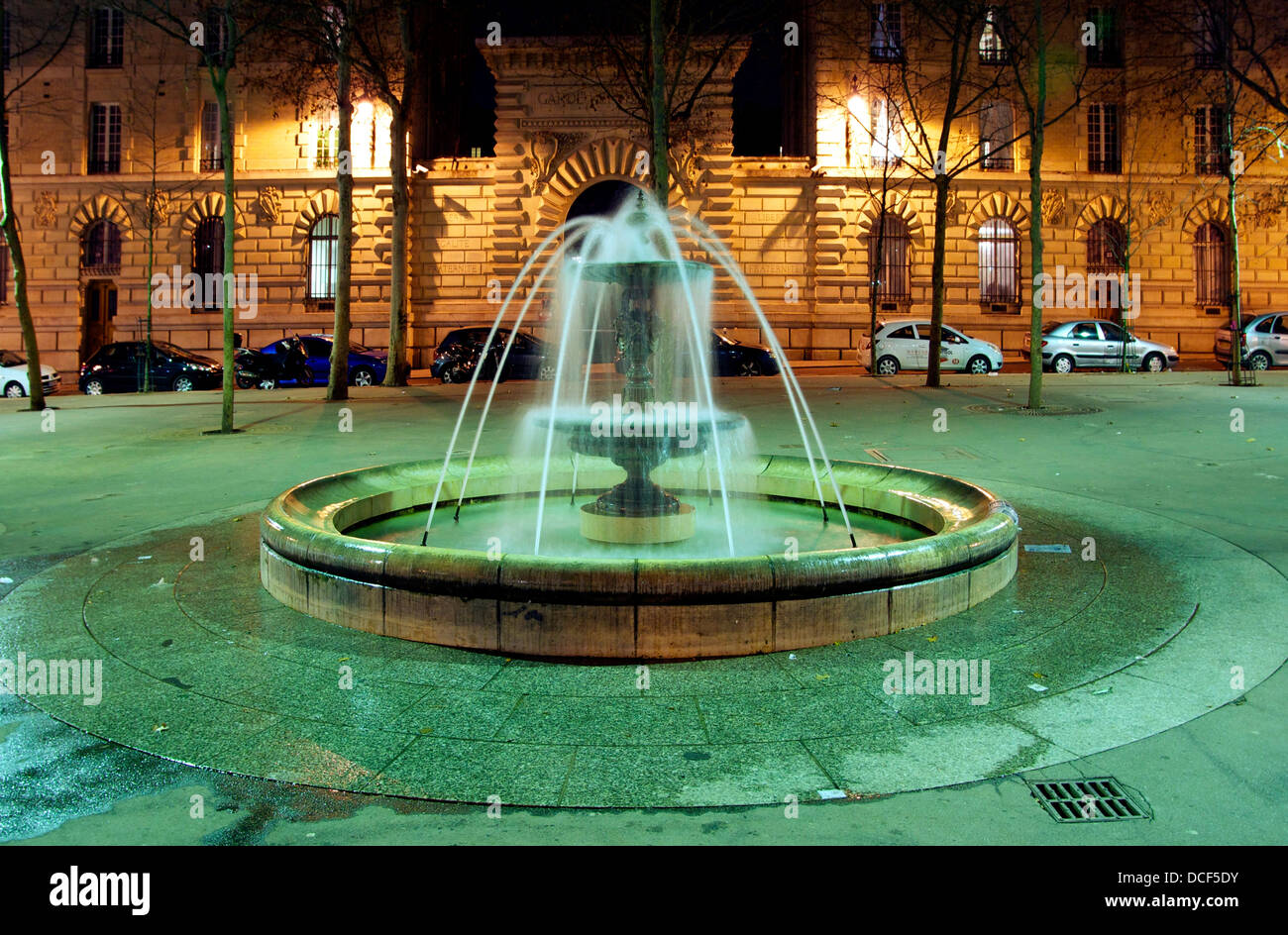 Fontana place monge in Parigi di notte. Caserne Monge in background. Foto Stock