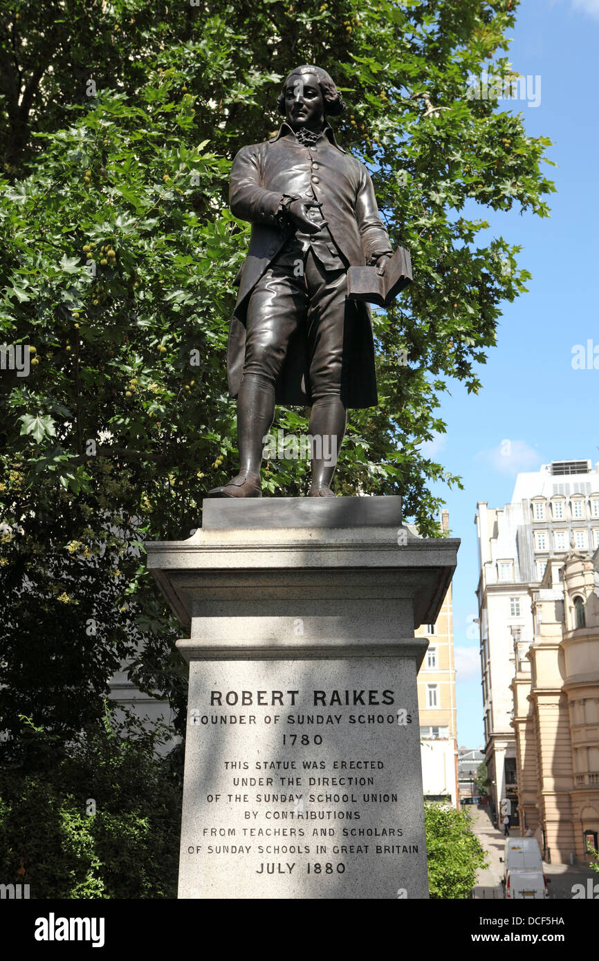 Statua di Robert Raikes in Victoria Embankment Gardens a Londra, Inghilterra. Foto Stock