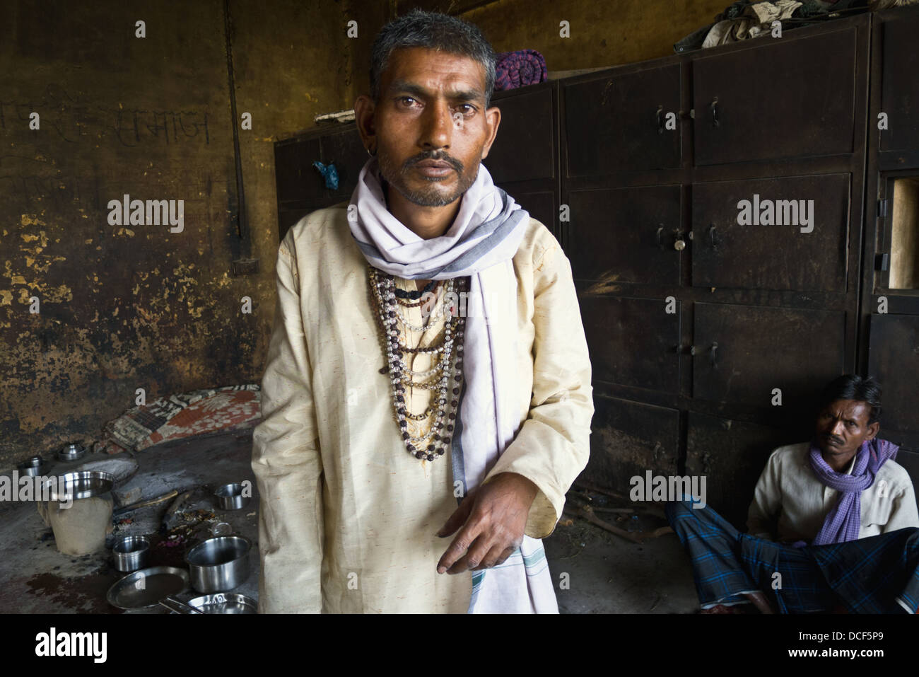 Membro del Dom di casta, persone che si prendano cura delle cremazioni e morte a Manikarnika Ghat sulle rive del Gange. India Foto Stock