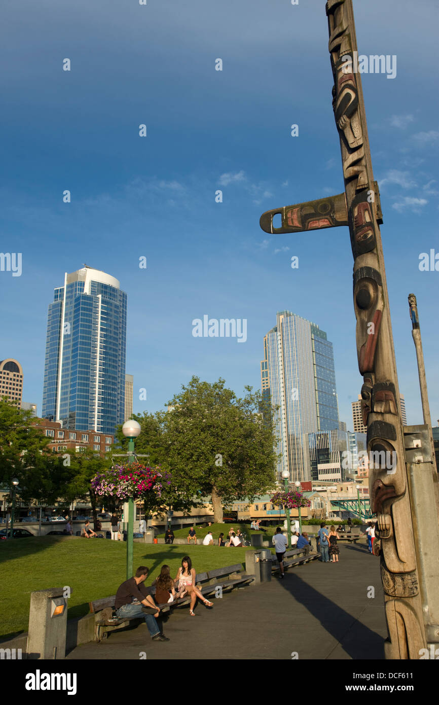 Il Cedar totem pole VICTOR STEINBRUECK PARK ELLOIT BAY Downtown Seattle nello stato di Washington Stati Uniti d'America Foto Stock