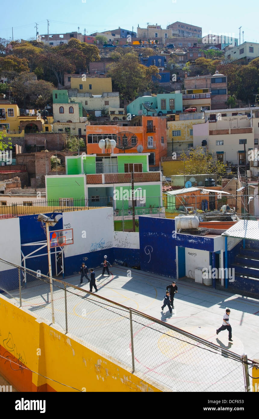 Hillside sobborghi di Guanajuato con i bambini che giocano a calcio in tribunale aperto; Guanajuato, Messico Foto Stock