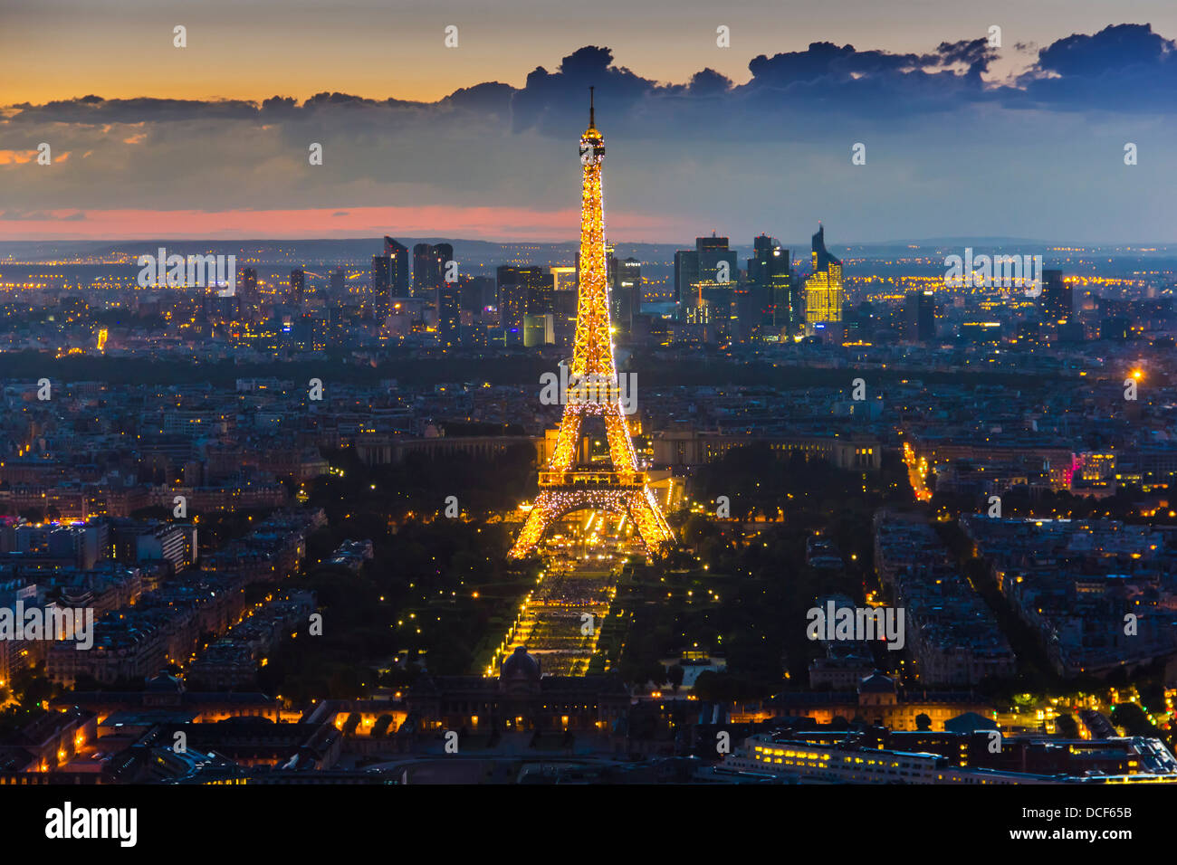 La torre Eiffel di notte. Foto Stock