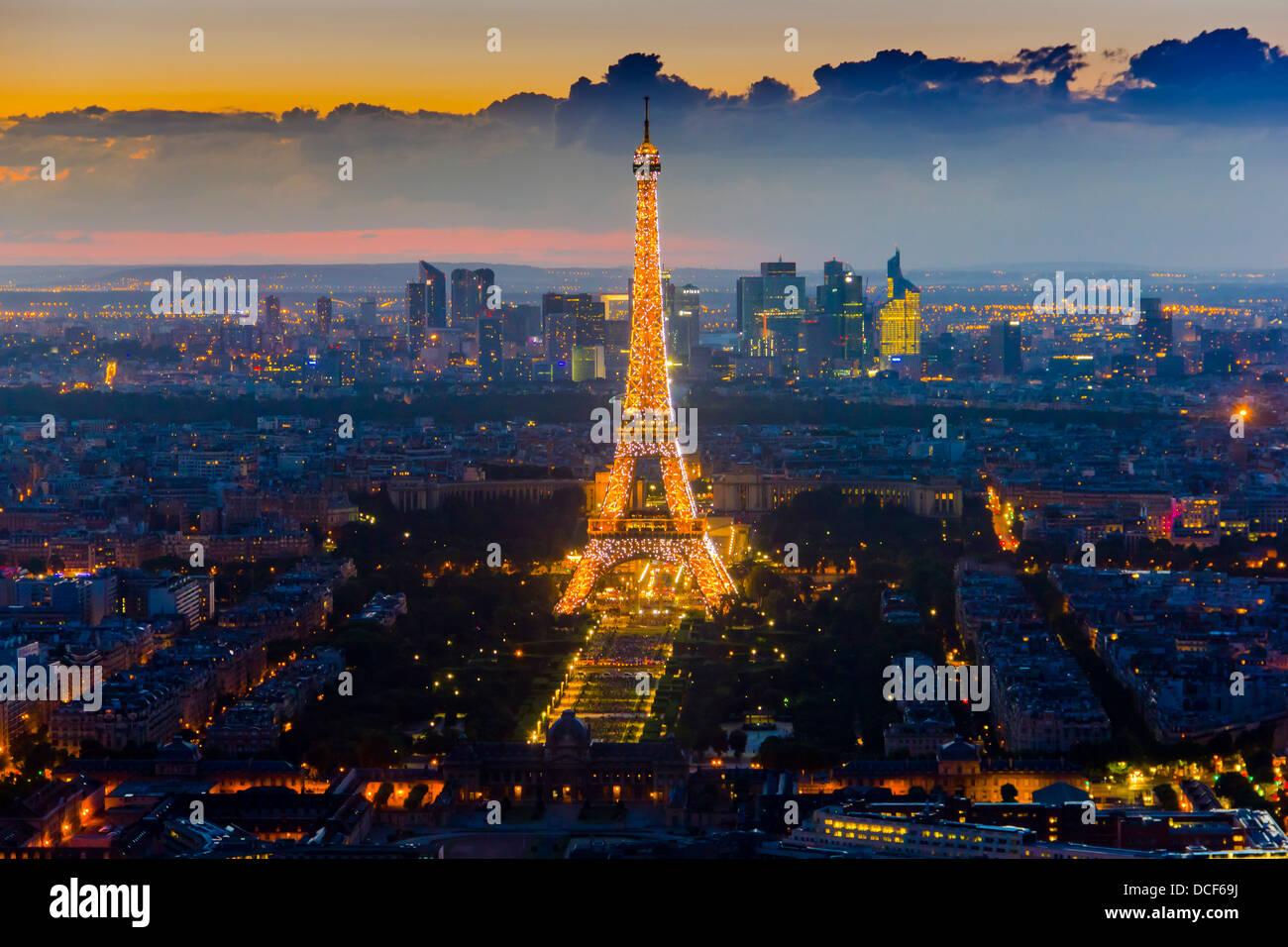 La torre Eiffel di notte. Foto Stock
