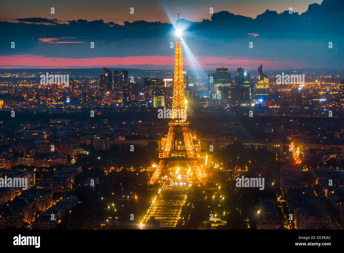 La torre Eiffel di notte. Foto Stock