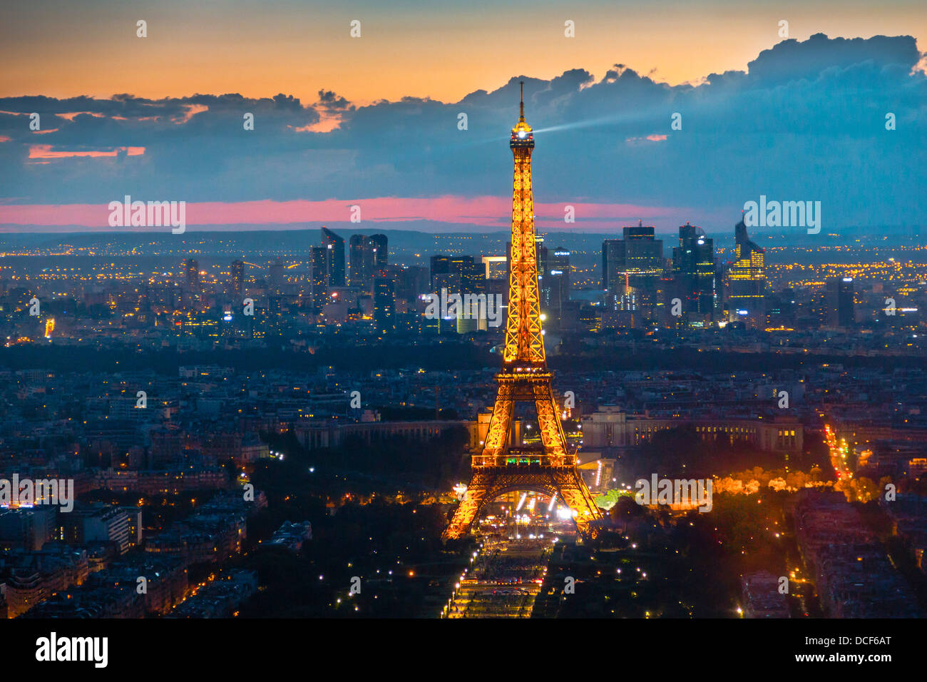 La torre Eiffel di notte. Foto Stock