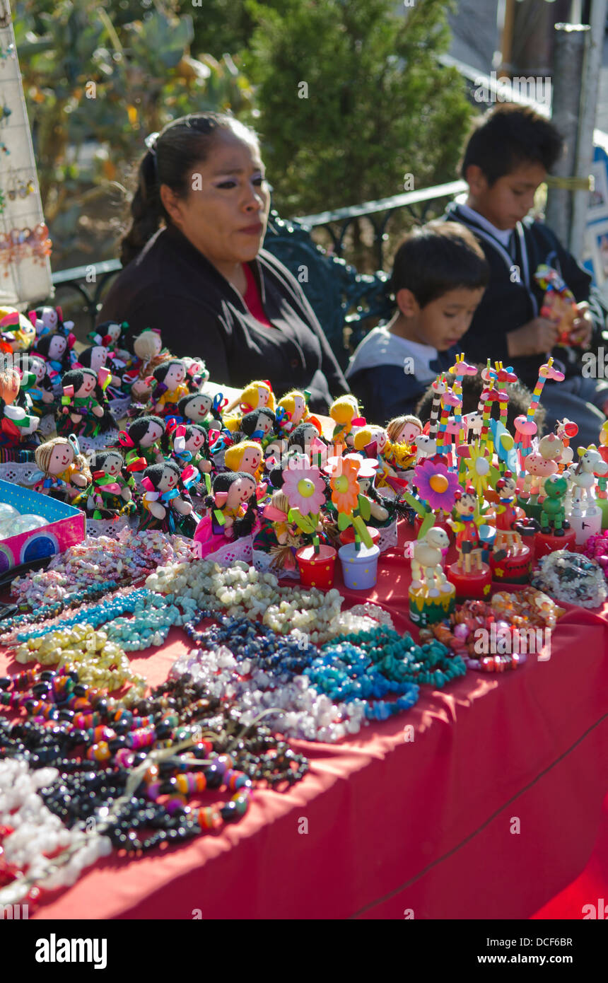 Messico Guanajuato, venditore ambulante vendita di bracciali per bambini e negozio di souvenir Foto Stock