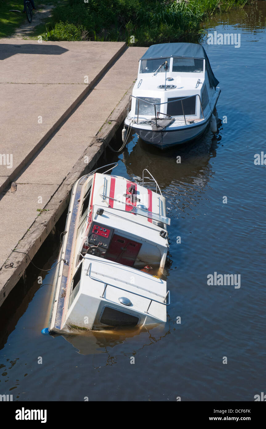 Naufragio barca sul fiume Tamigi a Hampton in Middlesex, Inghilterra Foto Stock